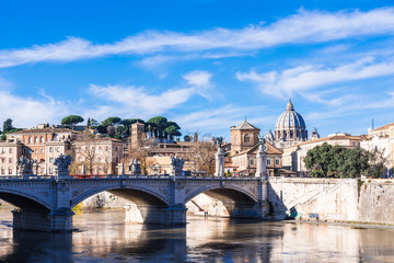 ローマ　テヴェレ川とサン・ピエトロ大聖堂のクーポラ