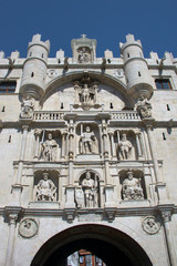 Fototapeta na wymiar reich verziertes Stadttor von Burgos Kastillien
