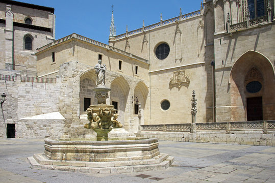 Brunnen vor der Kathedrale in Burgos