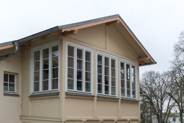 Weiße Fenster einer Loggia 