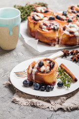 Cinnamon buns with lemon, blueberry and thyme
