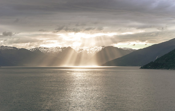 Sonnenuntergang am Fjord in Norwegen