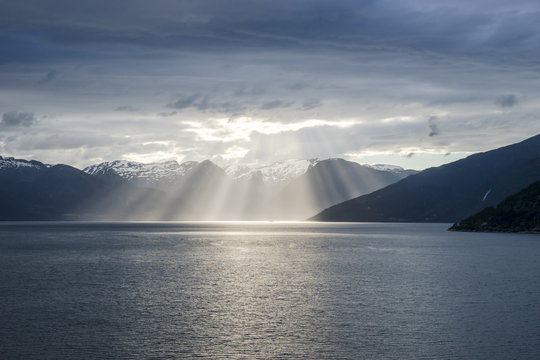 Sonnenuntergang am Fjord in Norwegen