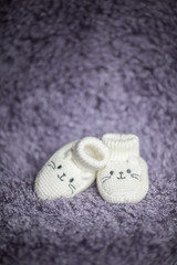 gestrickte Babyschuhe in weiss