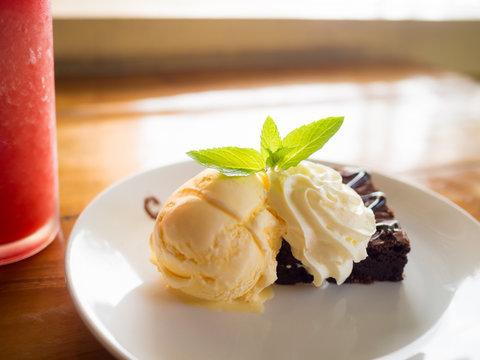 Close-up image of vanilla ice cream with brownie cake