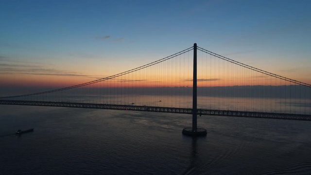 空撮 - 朝焼けの明石海峡大橋 主塔 平行移動