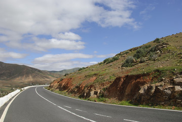 Naklejka premium droga do Betancurii wśród wygasłych wulkanów (Fuerteventura)