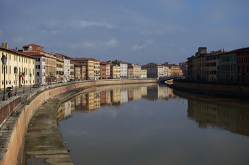 Fototapeta na wymiar Fiume Arno a Pisa
