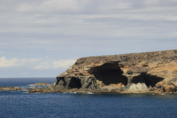 jaskinie w skałach na Fuerteventura (Wyspy Kanaryjskie)  - obrazy, fototapety, plakaty