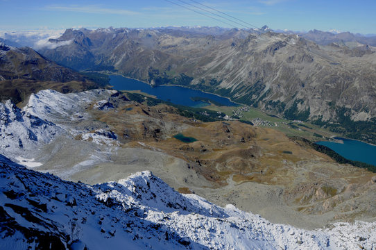Alpenpanorama vom Gipfel des Piz Corvatsch ob St. Moritz. 