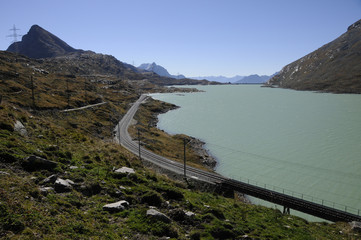 Wasserkraft aus dem Gletschersee Lago Bianco beim Bernina-Hospitz im Oberengadin