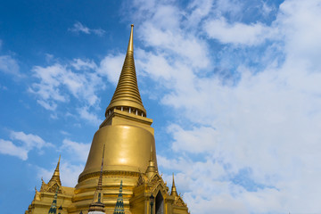 Naklejka premium Temple is the landmark of bangkok province and blue sky