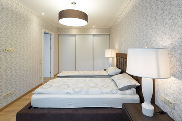 Fototapeta na wymiar Modern Interior of the bedroom in the apartment..