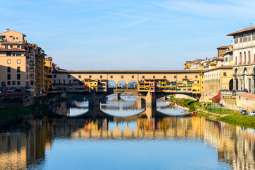 Fototapeta na wymiar famous ponte vecchio bridge of florence on sunny day