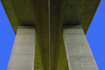 Autobahnbrücke von unten