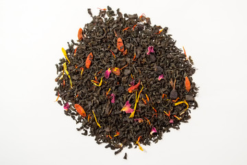 Aromatic, pungent, black tea with dry berries and flowers. Top view.