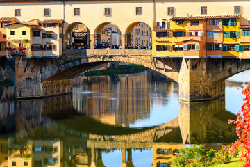 Fototapeta na wymiar famous ponte vecchio bridge of florence on sunny day