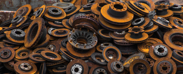 Verrostete Bremsscheiben auf einem Schrottplatz