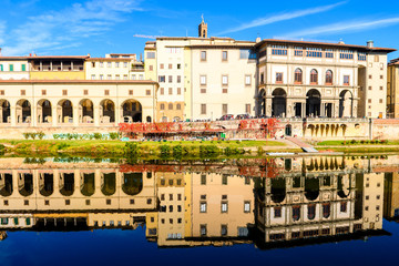 Fototapeta na wymiar Vasari corridor and Ufizzi gallery over the Arno River, florence