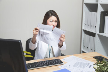 書類を破る女性