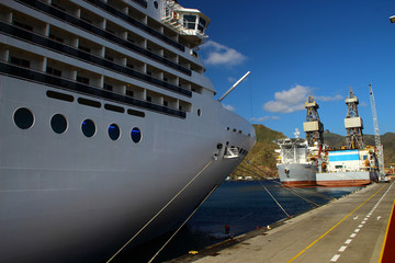 Naklejka premium paquebot à quai