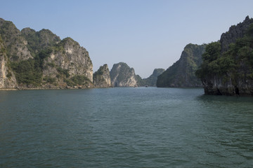 Obraz premium limestone islands at Ha Long Bay, Halong Bay, Vietnam