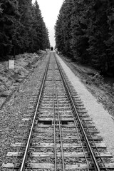 Fototapeta premium Zug auf steilen Eisenbahnschienen