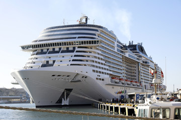 Kreuzfahrtschiff am Anleger vertäut