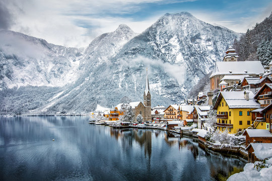 Blick auf das winterliche Hallstatt in den verschneiten Alpen von Österreich