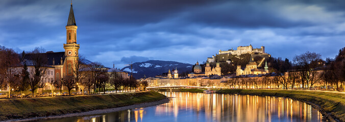 Fototapeta na wymiar Salzburg in der Alpen von Österreich an einem bewölktem Winterabend