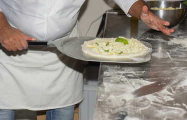 Preparazione della pizza 
