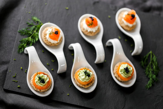 Fototapeta cuillères saumon et avocat 1