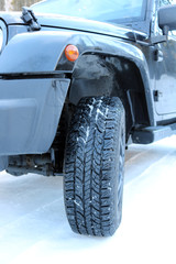 Geländewagen mit Schneeketten im Winter