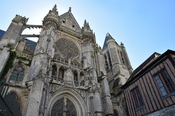 Fototapeta na wymiar Portail nord de la cathédrale gothique de Senlis, France