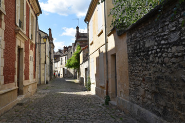 Fototapeta na wymiar Rue médiévale pavée à Senlis, France