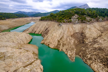 Vue sue la montagne Sainté Victoire, Provence, France. Barrage de Bimont, plan d'eau.