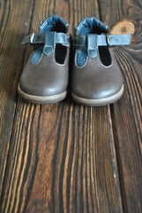 Buty dziecięce na drewnianym rustykalnym tle