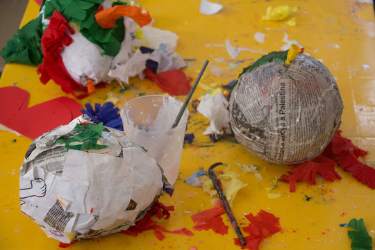 haciendo una pi&ntilde;ata con materiales reciclados