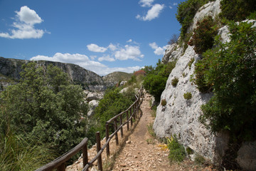 Fototapeta na wymiar Sentiero, paesaggio, sulla sponda sinistra verso i laghetti, Riserva Naturale Orientata Cavagrande del Cassibile 