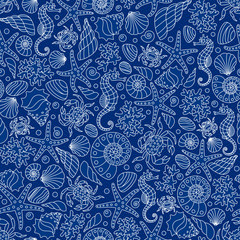 Бесшовный белый узор из морских животных, моллюсков и камешков на фоне голубых волн