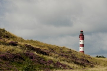 Leuchtturm auf Amrum hinter Hügel