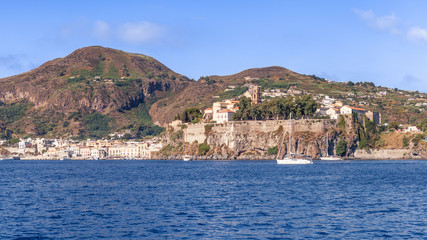 Fototapeta premium Coast of Lipari with San Bartolomeo Kathedrale, Sicily