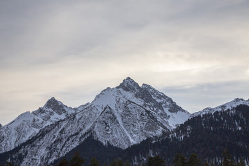 Fototapeta na wymiar Зима в горах, красивый вид на снежные склоны и вершины, живописное ущелье. Дикая природа Северного Кавказа