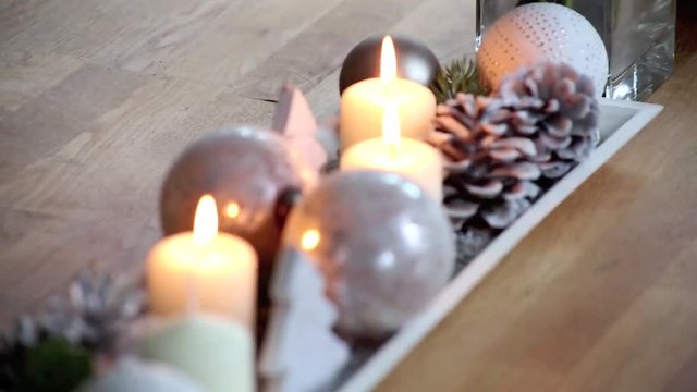 elegantes und modernes Adventsgesteck, Tischschmuck, Full HD Video 1080 mit Schwenk von links nach recht