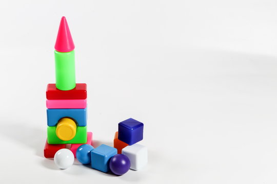 Башня головоломка из цветных кубов