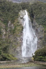 世界遺産ミルフォード・サウンドの「ボーウェン滝」(ニュージーランド)