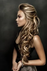Rolgordijnen Mooi meisje met lang golvend haar. blond model met krullend kapsel en modieuze make-up © redchanka