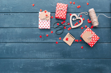 Obraz premium Valentines day background. gift box with bows and hearts on wooden background.