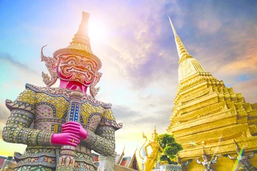 Foto op Aluminium Wat Phra Kaeo, Tempel van de Smaragdgroene Boeddha Wat Phra Kaeo is een van de beroemdste toeristische trekpleisters van Bangkok en werd gebouwd in 1782 in Bangkok, Thailand © Travel mania