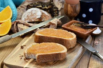 Orangenkonfitüre auf Brot, Frühstück mit Kaffee und Ei, Foodstyling 